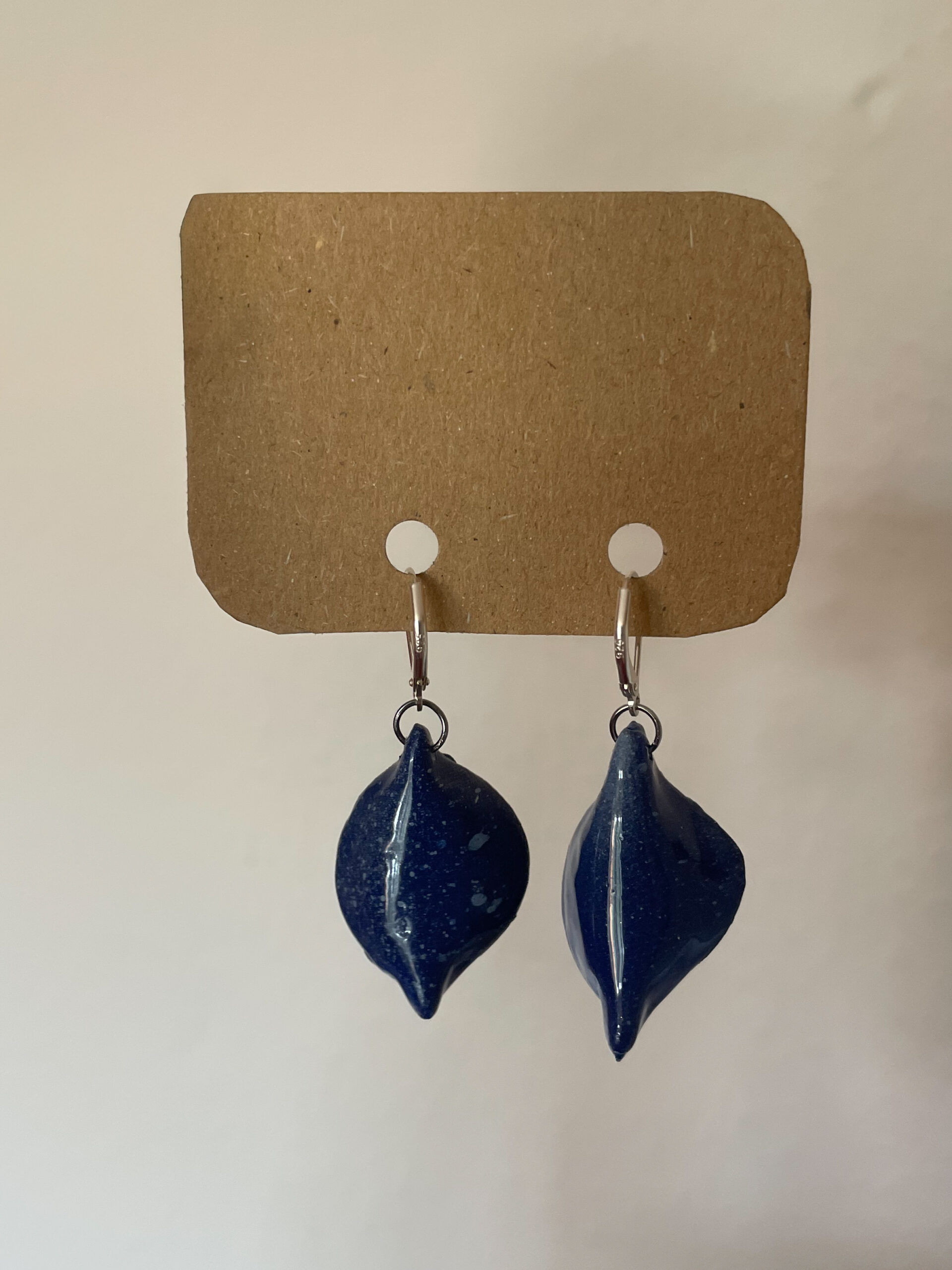 925 Silber feministische Vulva-Ohrringe aus Polymer Clay – Bild 3