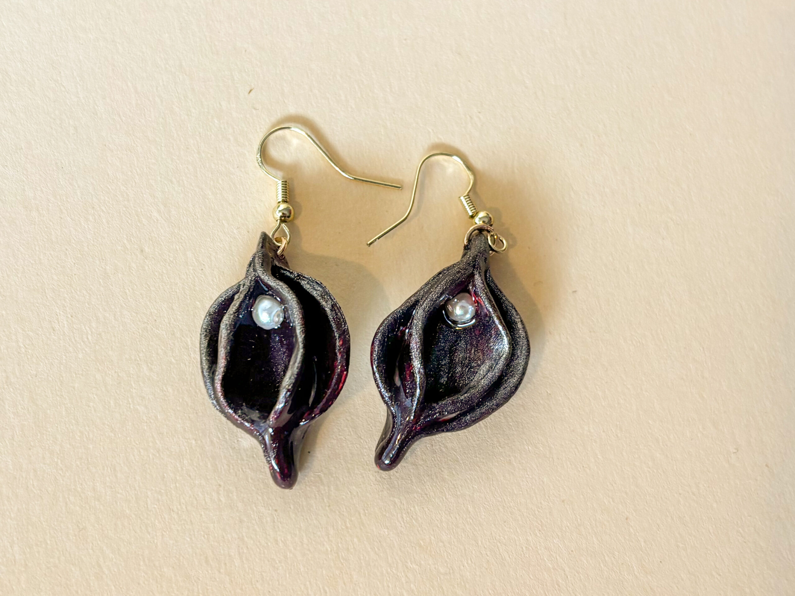 Feine feministische Vulva-Ohrringe Polymer Clay - Dunkel Aubergine – Bild 6