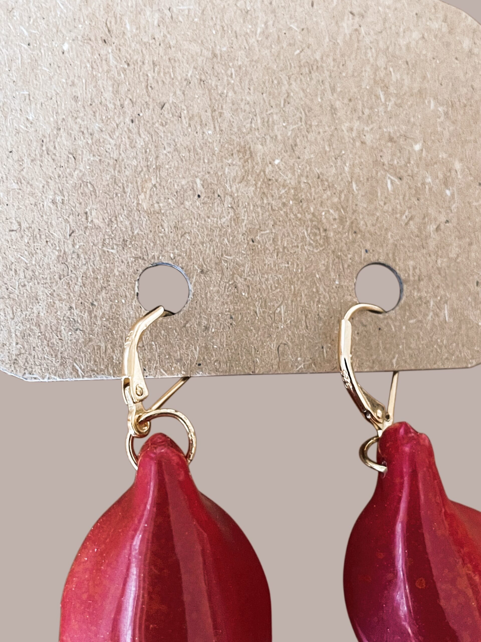 24K Vergoldete feministische Vulva-Ohrringe aus Ton in Rot – Bild 3