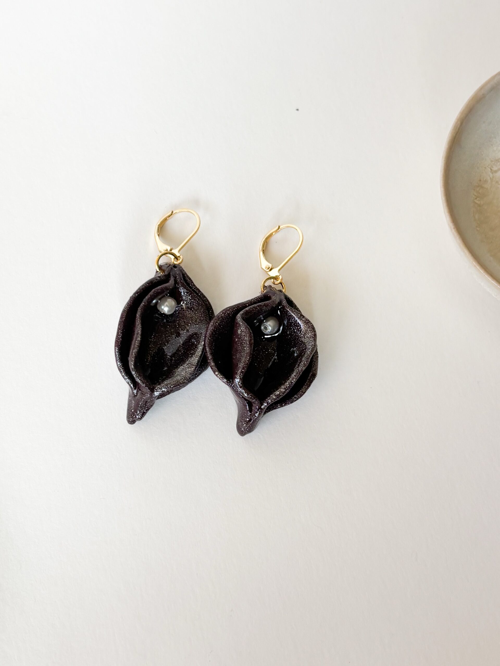 Feine feministische Vulva-Ohrringe Polymer Clay - Dunkel Aubergine – Bild 2