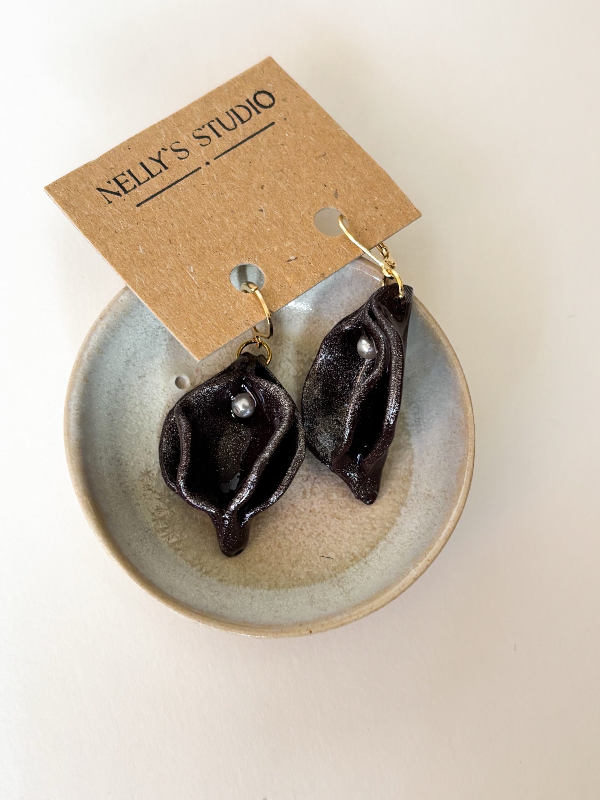 Feine feministische Vulva-Ohrringe Polymer Clay - Dunkel Aubergine – Bild 4