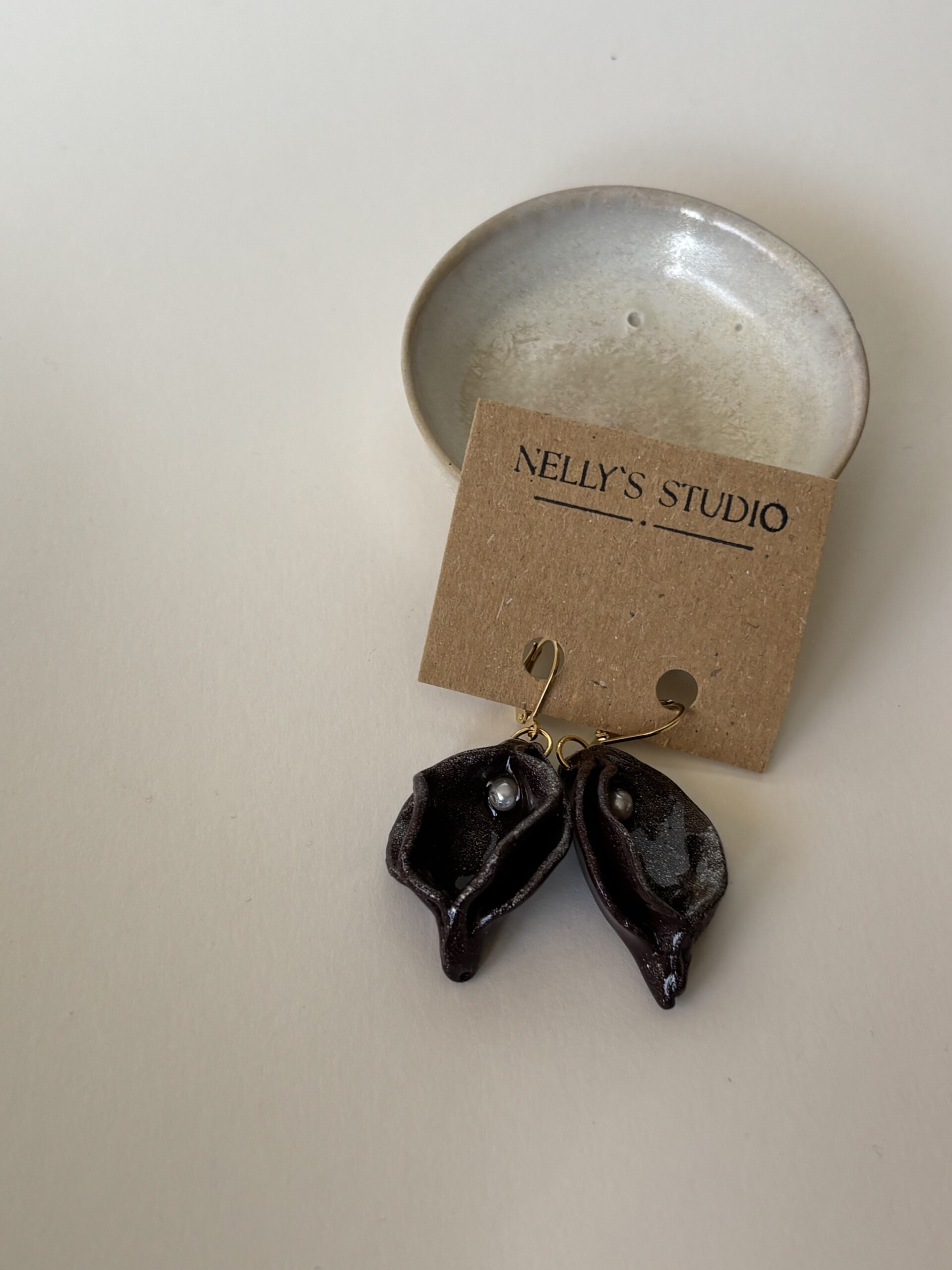 Feine feministische Vulva-Ohrringe Polymer Clay - Dunkel Aubergine – Bild 3
