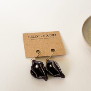Feine feministische Vulva-Ohrringe Polymer Clay - Dunkel Aubergine