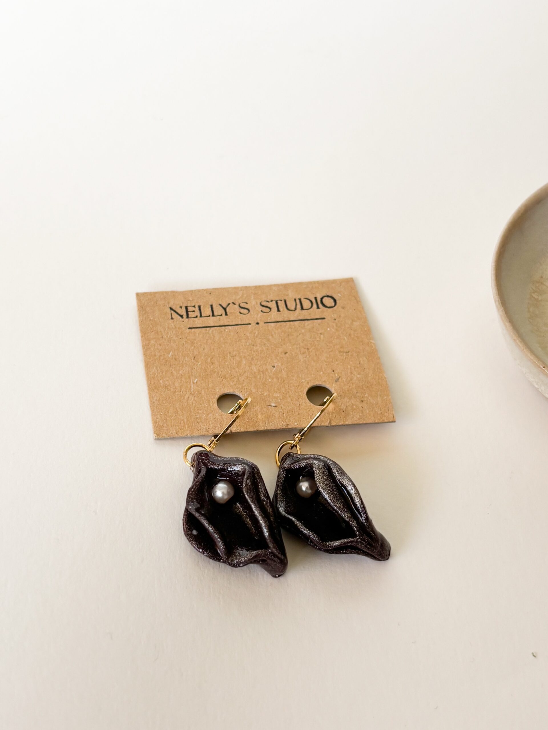 Feine feministische Vulva-Ohrringe Polymer Clay - Dunkel Aubergine
