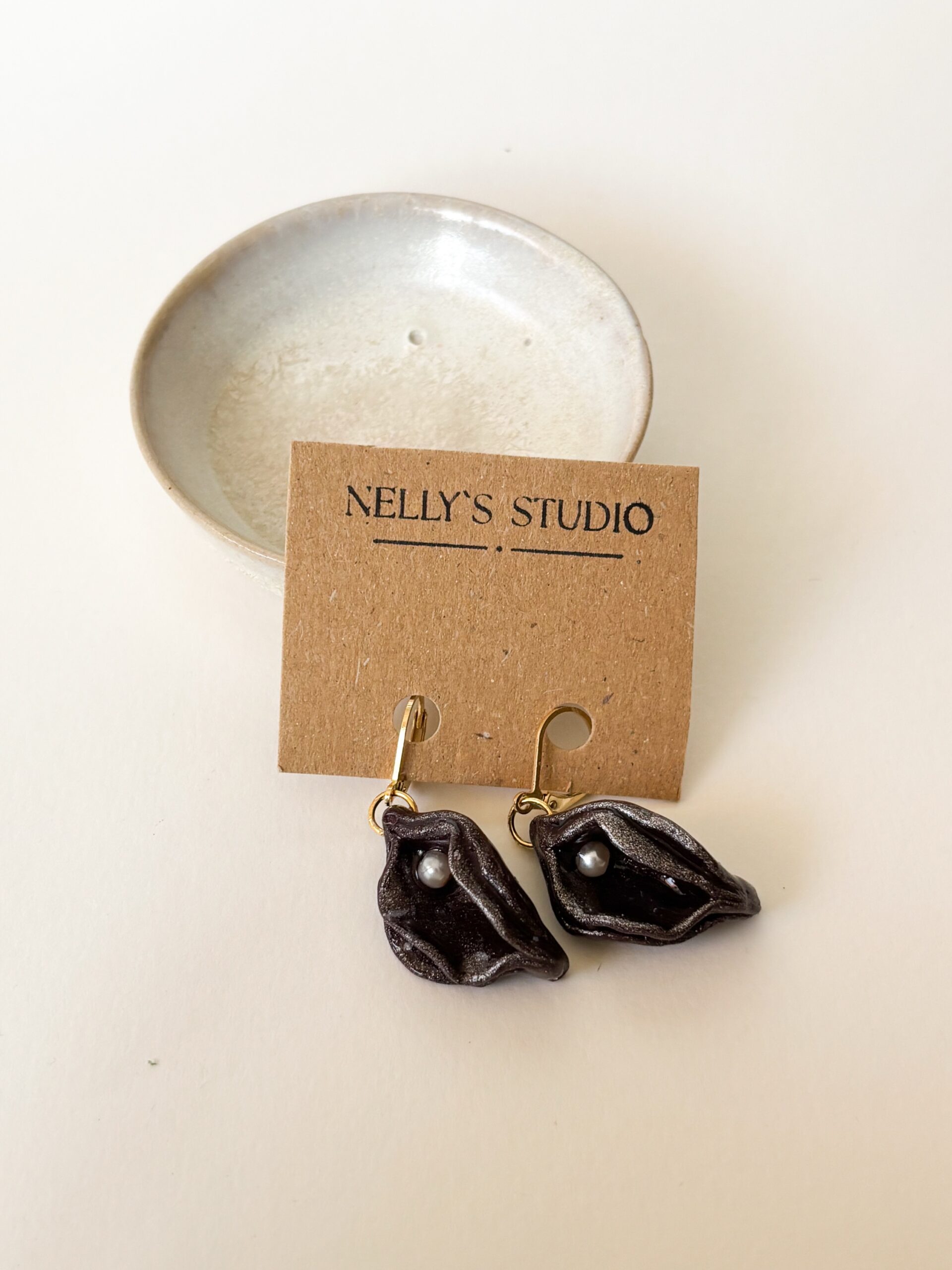 Feine feministische Vulva-Ohrringe Polymer Clay - Dunkel Aubergine – Bild 5