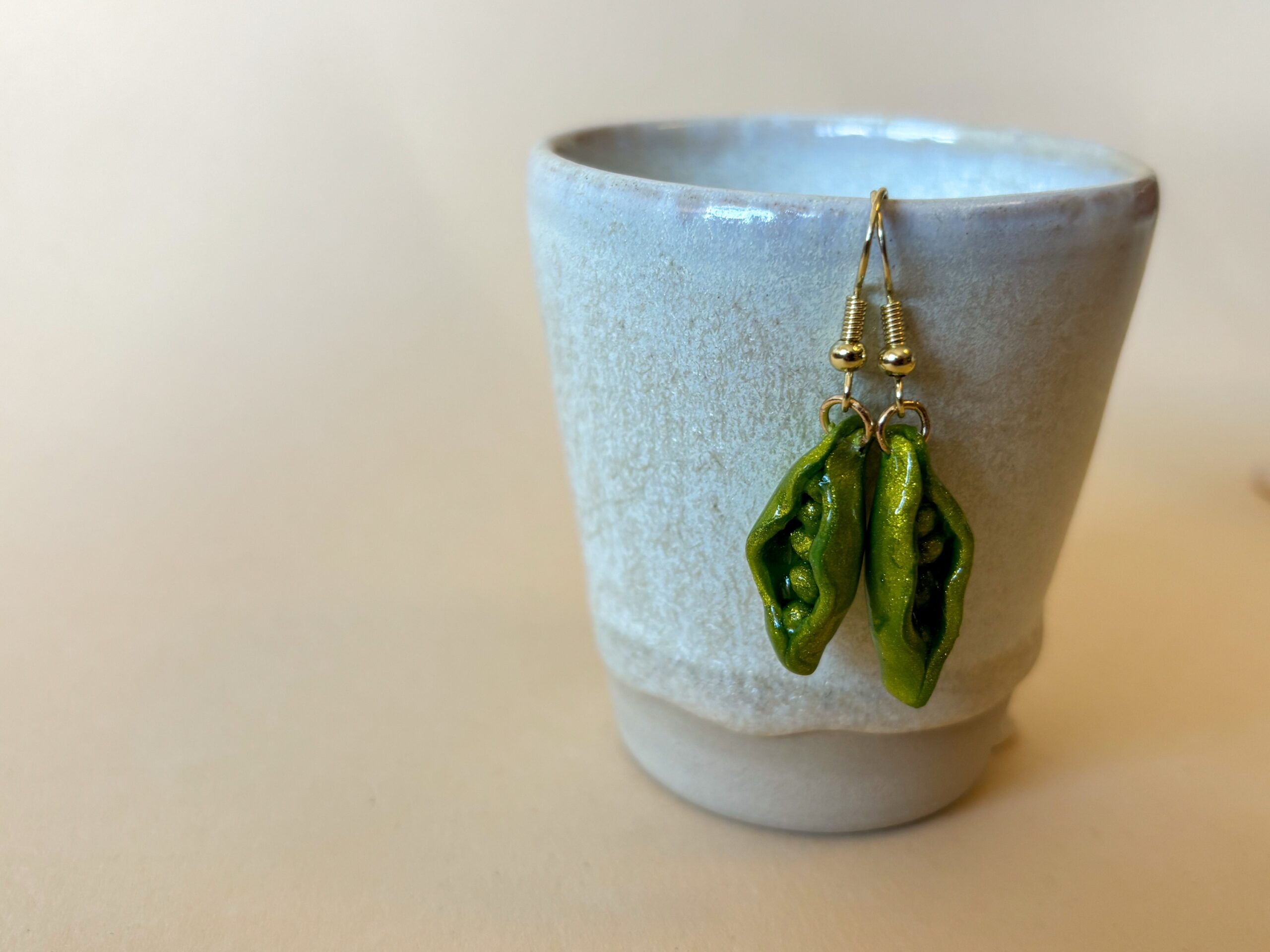 Süße Erbsen-Ohrringe grün Glitzer aus Polymer Clay – Bild 3