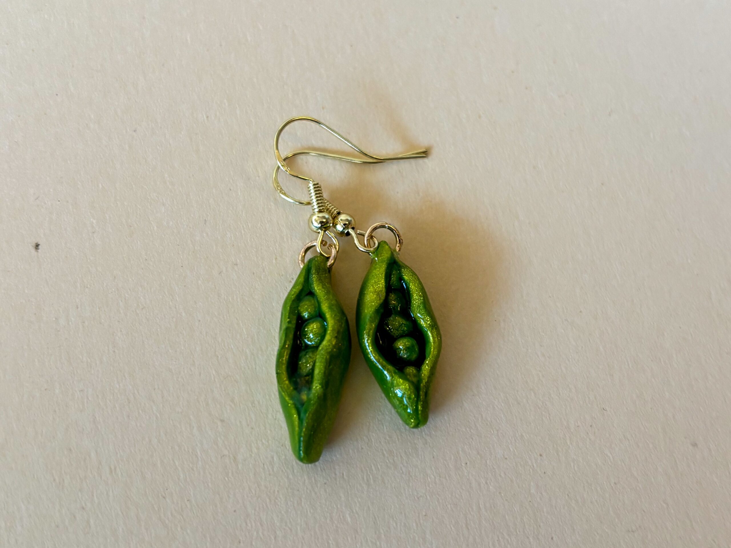 Süße Erbsen-Ohrringe grün Glitzer aus Polymer Clay – Bild 5