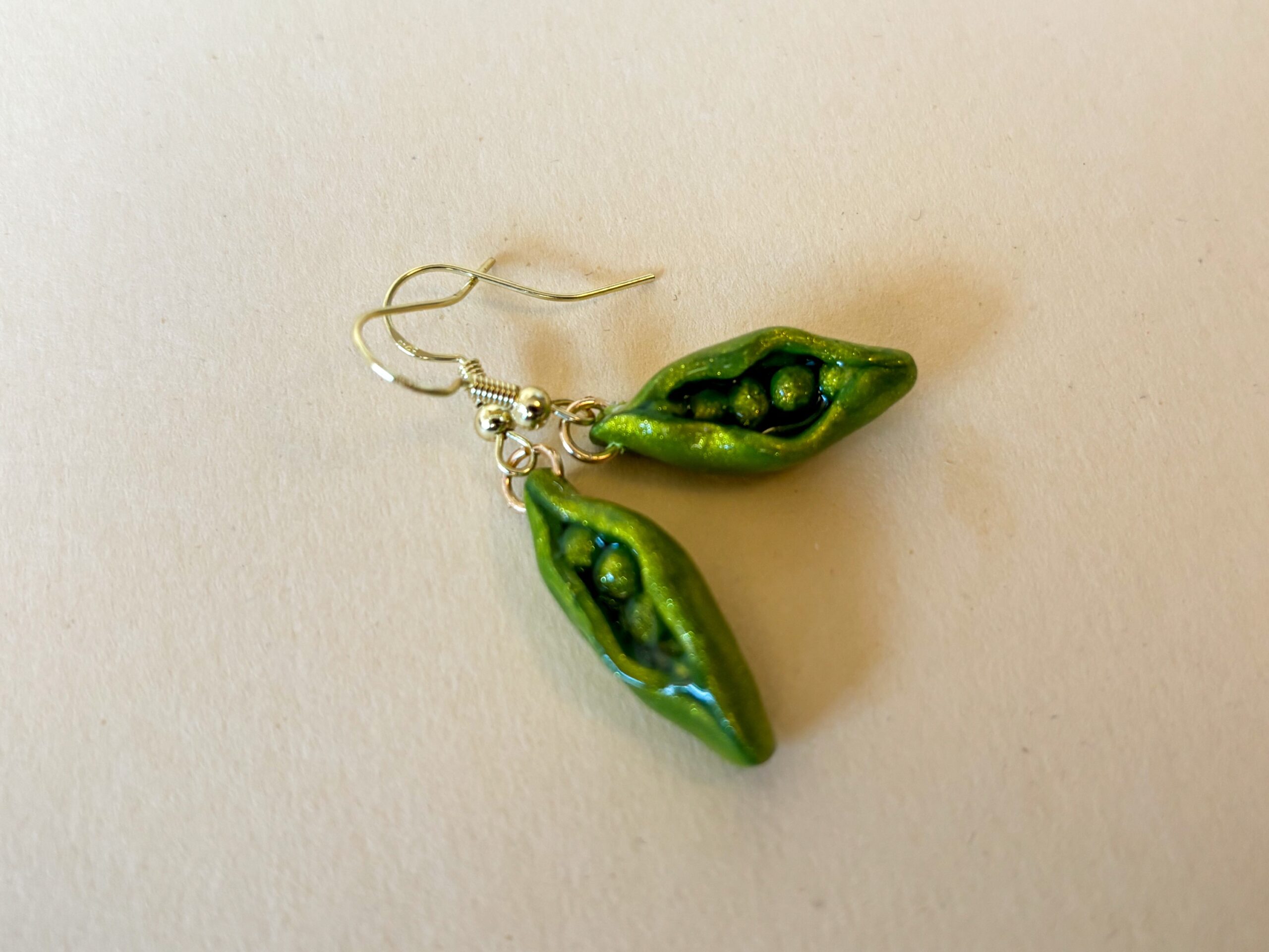 Süße Erbsen-Ohrringe grün Glitzer aus Polymer Clay – Bild 4