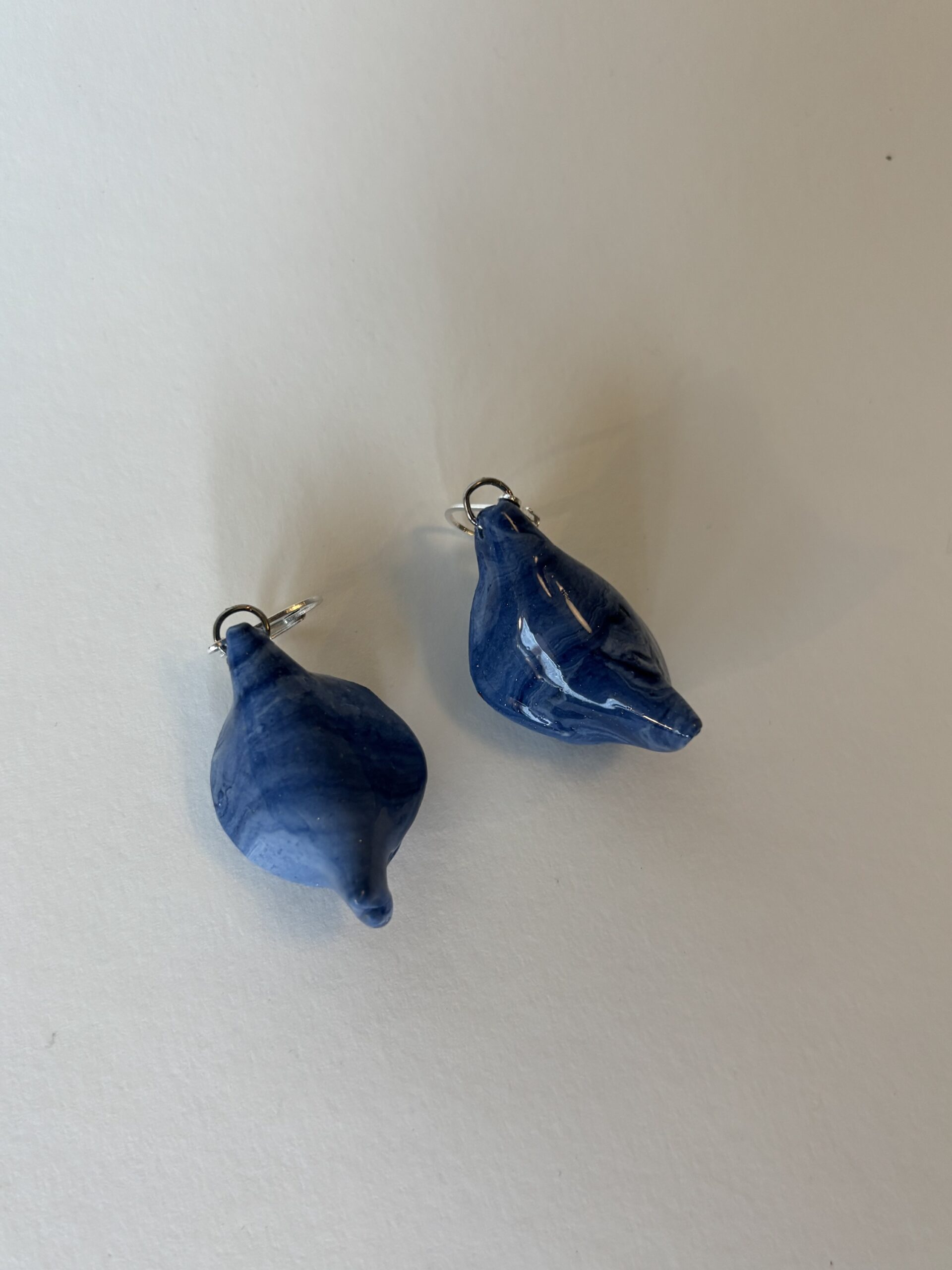 925 Silber feministische Vulva-Ohrringe aus Ton in Blau – Bild 4